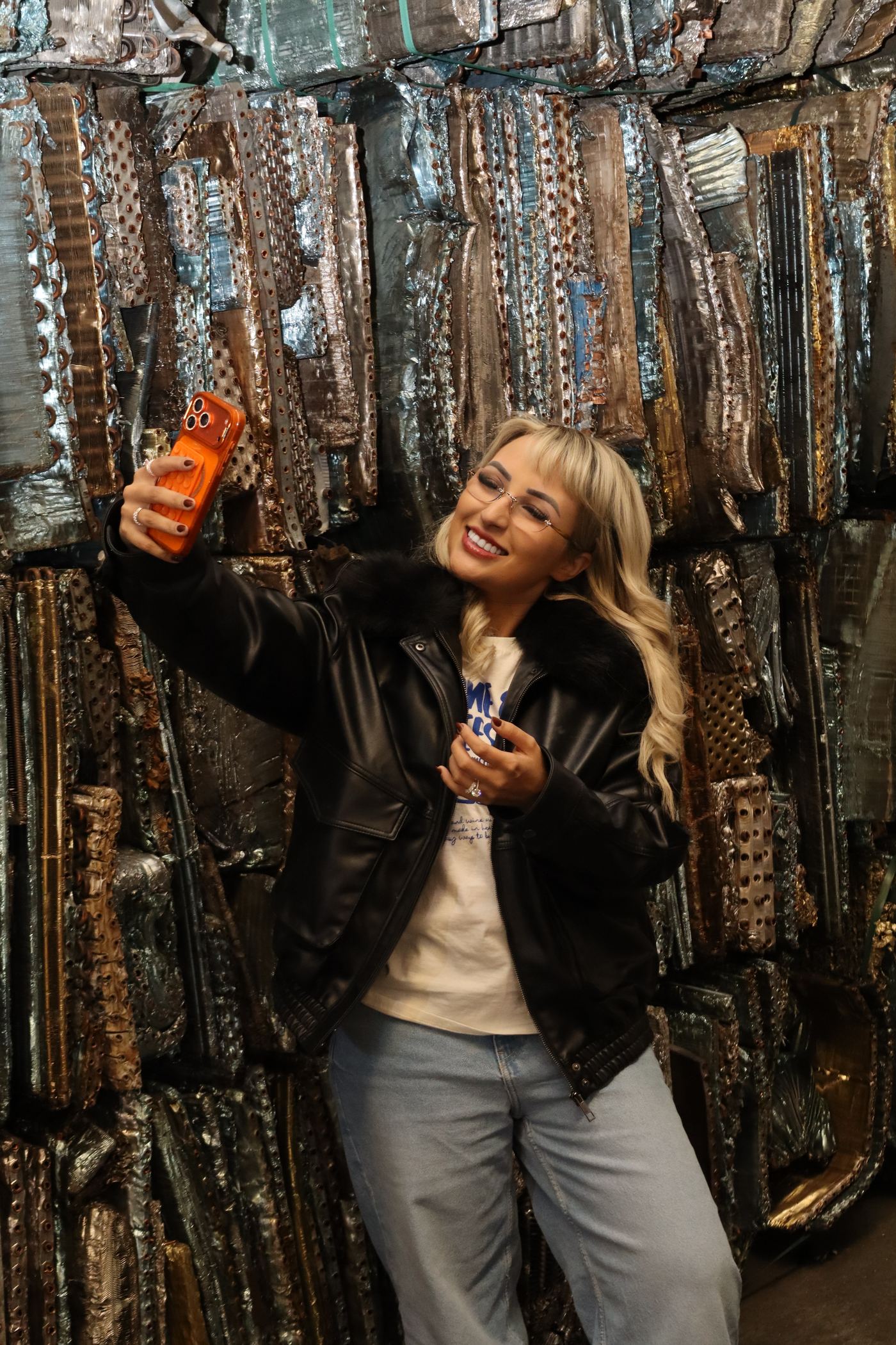 Rita, da Rita Sucatas, no pátio entre materiais recicláveis